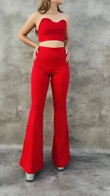 Pantalón Oxford de tiro alto, color rojo, con corte ajustado en la parte superior y acampanado en la parte inferior.