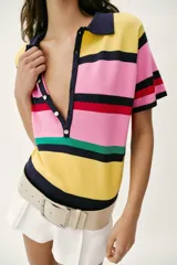 Top de punto de manga corta con cuello polo y cierre frontal de botones, con diseño de franjas horizontales multicolor en tonos amarillo, rosado, azul marino, rojo y verde.