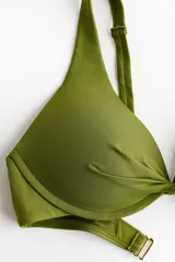 Top de bikini push-up color verde militar, con detalle girado en el centro del busto, breteles ajustables y copas acolchadas sin aros.