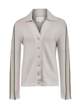 Sweater de punto color beige con cuello camisero y cierre frontal de botones. Presenta detalles de tejido calado y terminaciones en crochet a lo largo de la tapeta, el cuello y en una franja decorativa sobre las mangas.