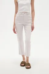 Pantalon jean de corte recto y tiro alto, color negro, con bolsillos laterales y traseros.