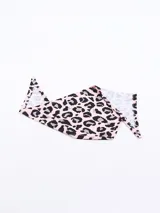 Pañuelo bandana de tela color rosa con estampado animal print de leopardo en negro y gris.