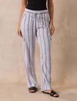 Pantalón cargo de lino a rayas verticales grises y blancas, marca Marissa Olivia. Pretina ancha elastizada con lazo de ajuste, bolsillos inclinados delanteros y bolsillos laterales con botón.