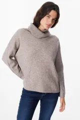 Sweater de punto con cuello polera, de corte holgado y mangas largas con puños acanalados.