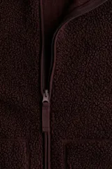 Campera de sherpa color bordó, con cuello alto, cierre frontal y bolsillos de parche. Diseño de hombros caídos y sin forro.