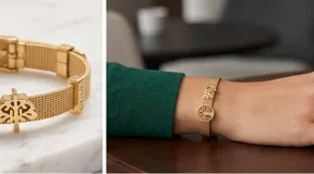 Pulsera de acero italiano con baño de oro, diseño de malla metálica con dijes colgantes del Árbol de la Vida y la palabra 'life', decorada con barras de circonias.