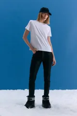 Remera básica de jersey de algodón, con cuello redondo a la base y mangas cortas. Presenta un isologo de la marca bordado a tono en el centro del pecho.