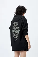 Canguro marrón con capucha, bolsillo frontal y puños ajustados. Estampa frontal con la palabra 'Dramatic' y gráfico en la espalda con tipografía bold y serpiente ilustrada.