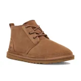Bota de gamuza color marrón con cordones, forro de lana UGGpure™ y suela Treadlite by UGG.