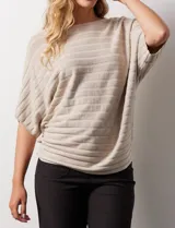 Buzo azul de tejido acanalado marca Ninety, con mangas cortas japonesas.