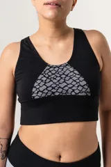 Top deportivo negro de algodón elastizado, con faja ancha doble y breteles anchos. Presenta detalle de puntilla en el escote y espalda entera.