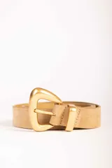 Cinturón de gamuza color beige con hebilla metálica de diseño triangular en acabado dorado mate.