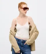 Blusa de tirantes finos confeccionada en tejido rib de viscosa, con escote en V decorado con detalle de encaje a tono.