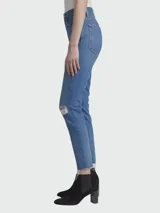 Jean de denim azul claro, corte skinny, largo al tobillo, tiro alto, con rotura en la rodilla y terminación desflecada.