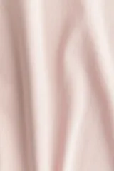 Remera de manga larga color rosa pálido, con cuello redondo y corte entallado.