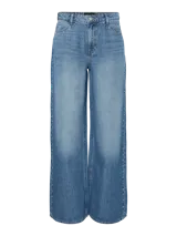 Jean de corte wide leg y tiro medio, confeccionado en denim azul con lavado clásico. Presenta detalles de tachas metálicas pequeñas a lo largo de las costuras laterales y en la zona de los bolsillos delanteros.