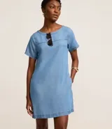 Vestido corto de color azul claro, confeccionado en liocel, con cuello redondo, mangas cortas y detalle de costura horizontal en el busto. Cuenta con bolsillos laterales.