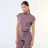 Sweater sin mangas color bordó melange, con cuello alto, diseño holgado y detalle de hebilla decorativa metálica en el lateral de la cintura.