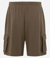 Bermuda masculina color verde oliva, confeccionada en algodón con felpa. Presenta cintura con lazo ajustable y bolsillos cargo laterales con cierre de cremallera.