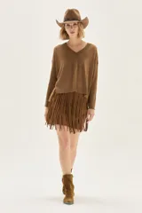 Sweater de punto con escote en V y manga larga, confeccionado en viscosa con hilos de lurex que le brindan un acabado brillante y un calce cómodo.