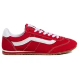 Championes Vans modelo Super Low Pro, de perfil bajo, confeccionados en gamuza roja con detalles en material sintético blanco. Presentan la icónica banda lateral Sidestripe, perforaciones decorativas en los laterales y suela de caucho con diseño Waffle.