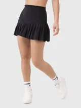 Falda deportiva tipo skort color negro, con cintura alta y diseño de pliegues en el ruedo. Incluye short integrado con bolsillo lateral.