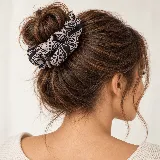 Colita de pelo estampada con diseño fruncido, ideal para recoger el cabello o usar como accesorio en la muñeca.