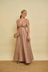Vestido largo de tafeta color tostado, con escote en V pronunciado, corte estilo reloj de arena y diseño con textura de rombos bordados.