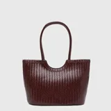 Cartera tipo bucket color bordó con diseño de textura trenzada en toda su superficie. Presenta una abertura superior curva y doble asa de hombro.