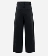 Pantalón de jean estilo wide leg con cintura media, cierre frontal con botón y cremallera, bolsillos funcionales y diseño de pierna amplia con recorte transversal.