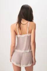 Boyshort de algodón color beige con detalles de encaje en los bordes y cintura elastizada.