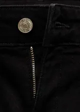 Jeans Alex de tiro medio confeccionados en denim negro, con diseño flare de corte acampanado y bajo deshilachado. Presenta cuatro bolsillos, incluyendo bolsillos frontales aplicados, y cierre frontal con cremallera y botón metálico.
