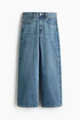 Jean tobillero de cinco bolsillos en denim de mezcla de algodón y viscosa con leve stretch. Piernas amplias, corte estándar de cintura a cadera y corte holgado de muslo a bajo, con cintura de tiro alto, cierre y botón.