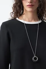 Sweater de tejido de punto con silueta recta y calce relajado. Presenta un diseño liso en color negro con detalles de vivos en contraste color blanco en el cuello redondo, los puños y el ruedo.
