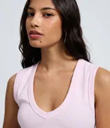 Blusa sin mangas de Blue Steel, confeccionada en tejido de algodón acanalado con escote en V profundo. Presenta un diseño ajustado al cuerpo y textura vertical en relieve.