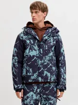 Campera técnica de esquí impermeable y cortaviento, con estampado abstracto en tonos azul marino y celeste. Cuenta con capucha ajustable, cierre frontal con tapeta, bolsillos con cierre, ventilación bajo los brazos y ajustes en los puños para protección contra la nieve.