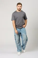 Jean baggy cargo de color celeste claro, de corte amplio y relajado, con múltiples bolsillos utilitarios en los laterales de las piernas.