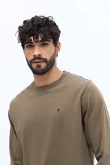 Remera de manga larga con cuello redondo, confeccionada en algodón. Presenta un diseño liso con un pequeño logo bordado en el pecho.