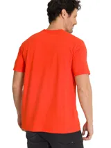 Remera de manga corta y cuello redondo color rojo, con estampado gráfico vintage en el pecho que incluye el logo de la marca y texto alusivo al año 1904.