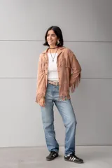 Pantalón de jean celeste con lavado gastado y tachas plateadas en los bolsillos delanteros.