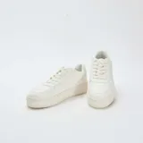 Zapatillas urbanas de plataforma color blanco, con diseño minimalista, cordones al tono y suela de goma reforzada.