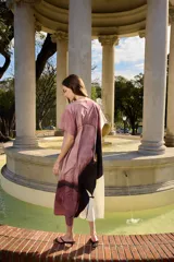 Vestido midi de algodón con estampado artístico en tonos amarillos, verdes y negros, cuello redondo, mangas cortas, bolsillos laterales y cierre posterior.