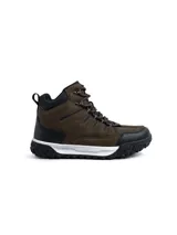 Bota de trekking de caña alta color marrón, confeccionada en eco-cuero, con cuello acolchado negro, cordones bicolores y suela dentada antideslizante con entresuela blanca.