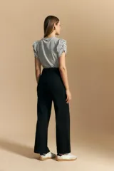 Pantalón negro de tiro alto y fit recto, confeccionado en algodón con elastano.