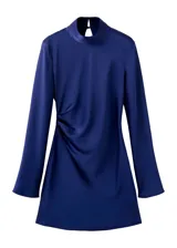 Vestido de cuello alto y manga larga, confeccionado en tejido de poliéster con elastano. Presenta un diseño ajustado en la parte superior con un corte recto y fluido hacia el ruedo.