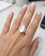 Anillo de plata 925 con piedra ovalada de nácar incrustada.
