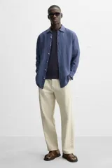 Sandalia negra de dos tiras anchas ajustables con hebillas metálicas cuadradas. Presenta una plantilla anatómica y suela plana a tono.