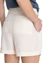 Short de tiro alto color crudo, confeccionado en lino orgánico, con cierre cruzado, hebillas en los costados, bolsillos y pinzas.