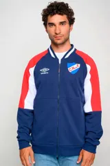 Campera bomber Umbro del Club Nacional de Football, color azul marino con diseño tricolor en las mangas con rojo y blanco, cuello tipo rib con rayas, y cierre frontal completo.