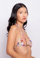 Top de bikini con estampado floral multicolor, corte triangular, tirantes finos para atar en cuello y espalda, forro y copas desmontables.